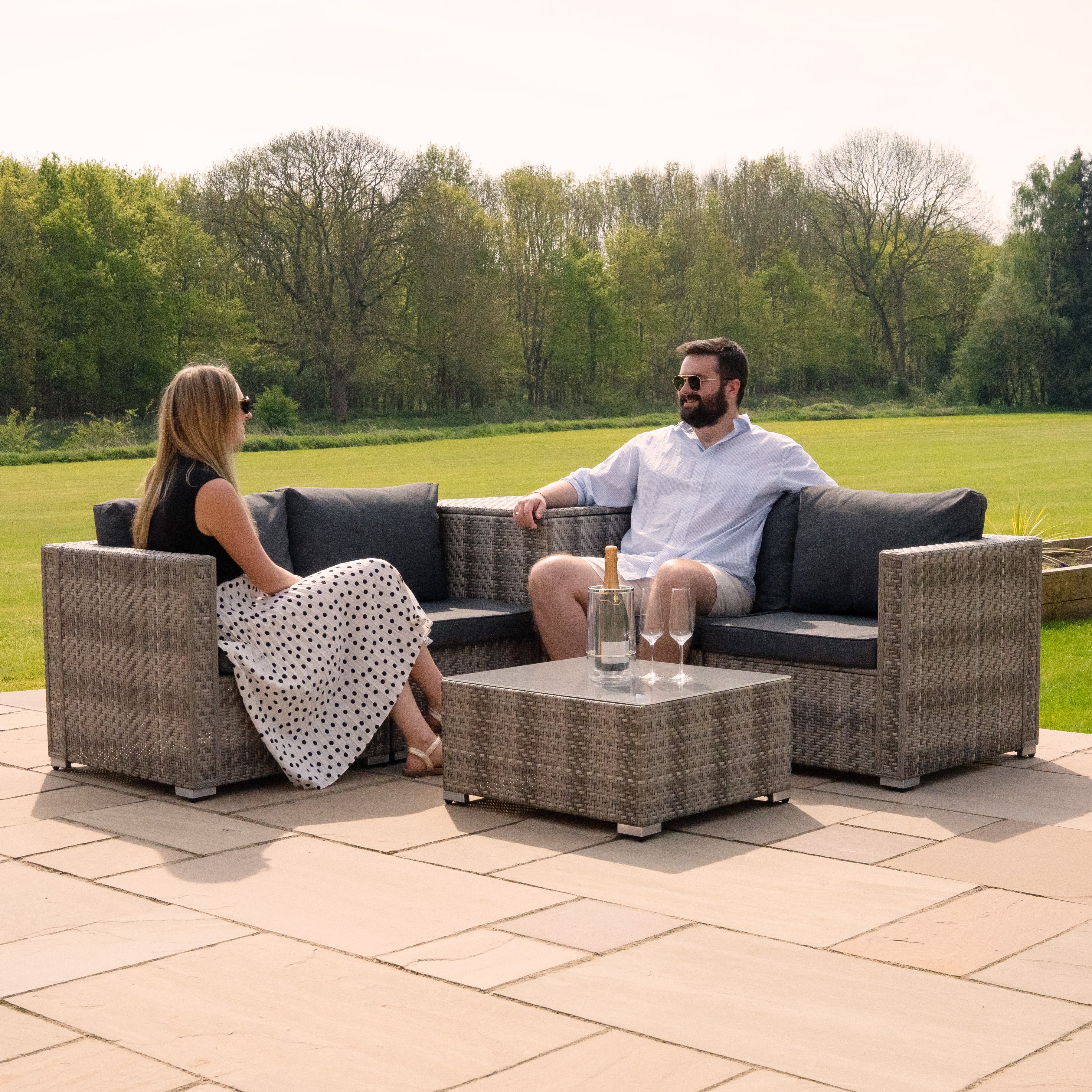Q-Rax Set Rattan Grigio 6 Pezzi Tavolino 2 Bauli Giardino